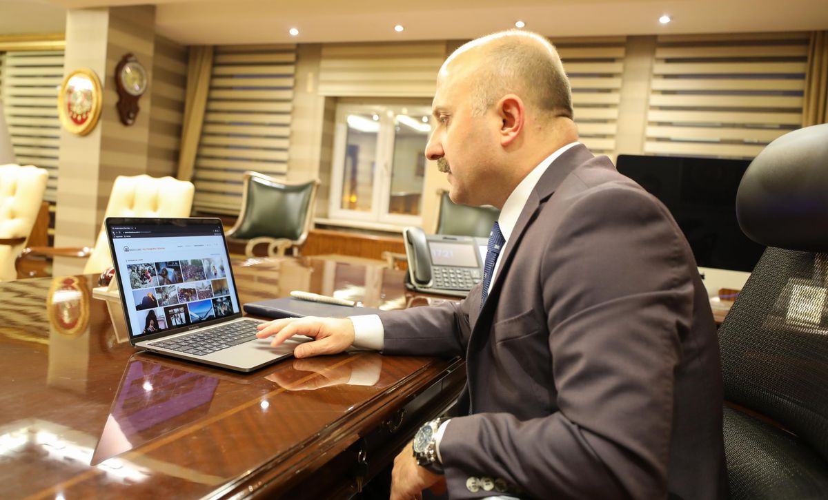 Ağrı Valisi Osman Varol, AA\'nın "Yılın Fotoğrafları" oylamasına katıldı