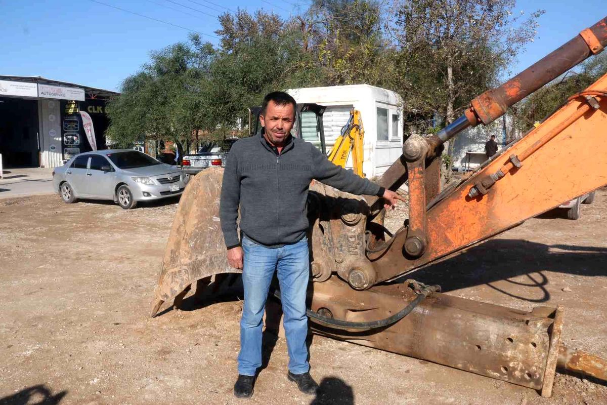 Antalya\'da elektrikli scooterin sürekli iş makinesine kilitlenmesi sahibini isyan ettirdi