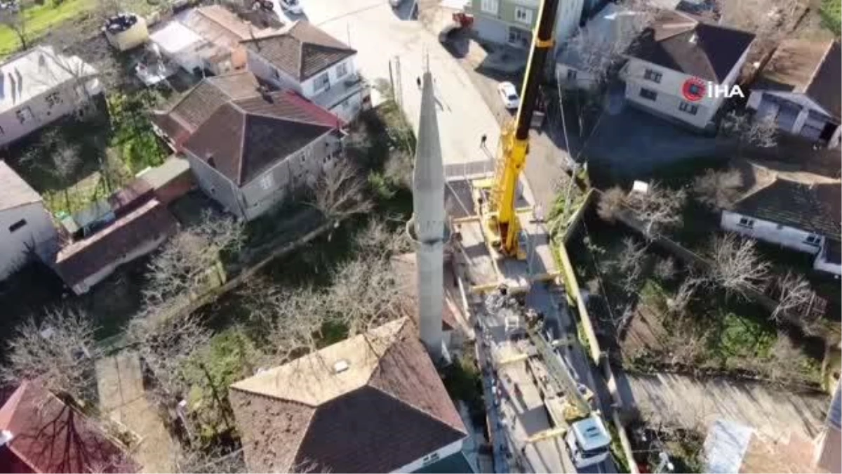 Arnavutköy\'de lodosta hasar gören minarenin yıkımına başlandı