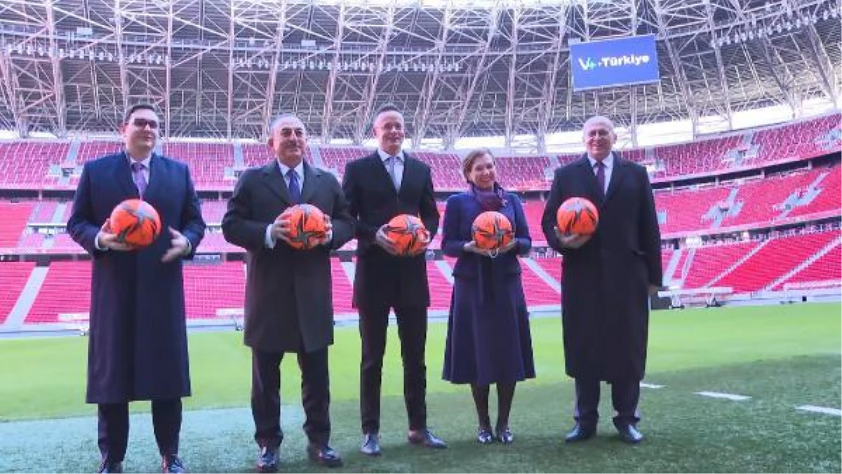 Son dakika haberi | Bakan Çavuşoğlu, Puskas Arena\'da mevkidaşlarıyla futbol oynadı