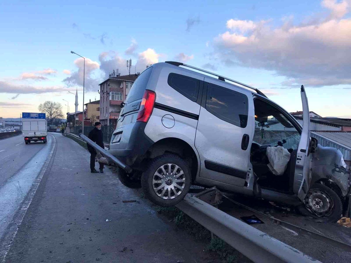 Bariyerlere çarpan hafif ticari araç duvarda asılı kaldı