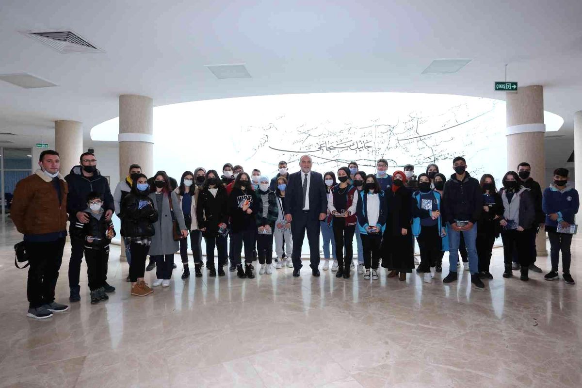 Başkan Sandıkçı bilim turuna çıkan gençleri ağırladı