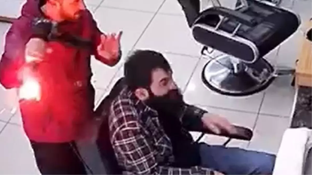 Kuaförün elindeki fön makinesi bir anda alev aldı! Korkutan anlar kamerada