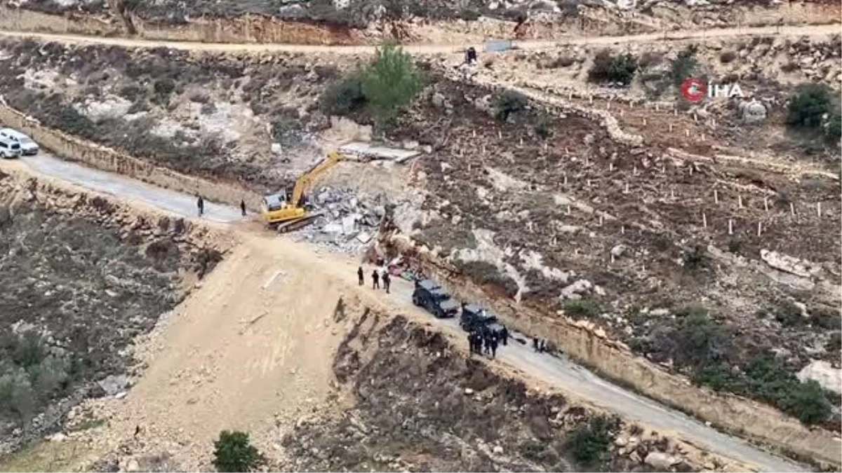 (BEYTÜLLAHİM)- İsrail Güçleri Beytüllahim\'de Filistinli Ailenin Evini Yıktı