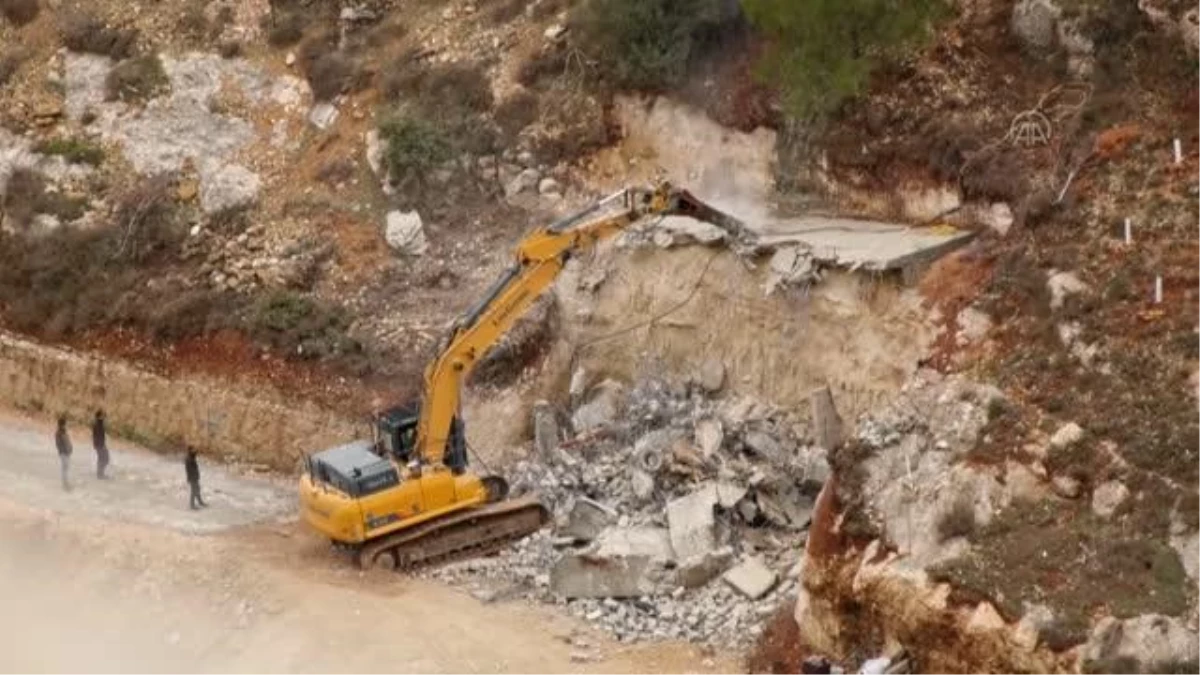 BEYTÜLLAHİM - İsrail, işgal altındaki Batı Şeria\'da Filistinli bir ailenin evini yıktı