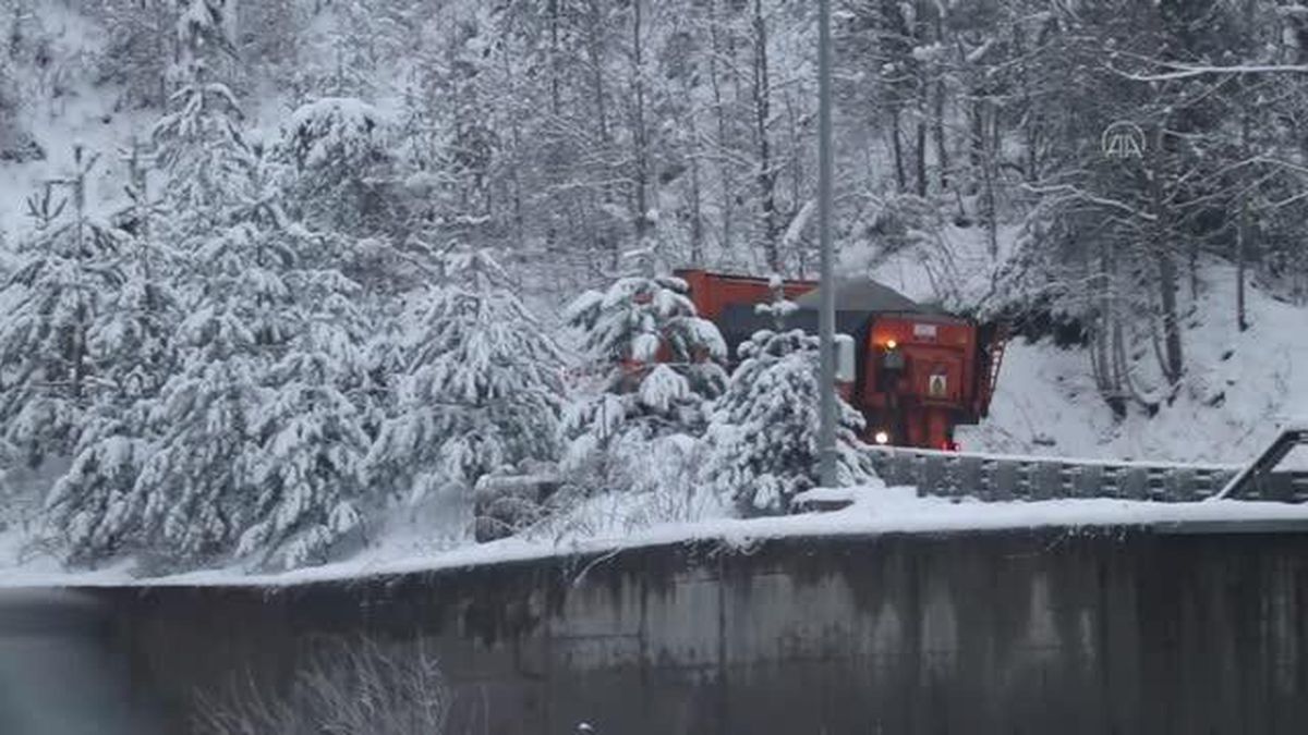 Bolu Dağı'nda kar yağışı etkili oluyor