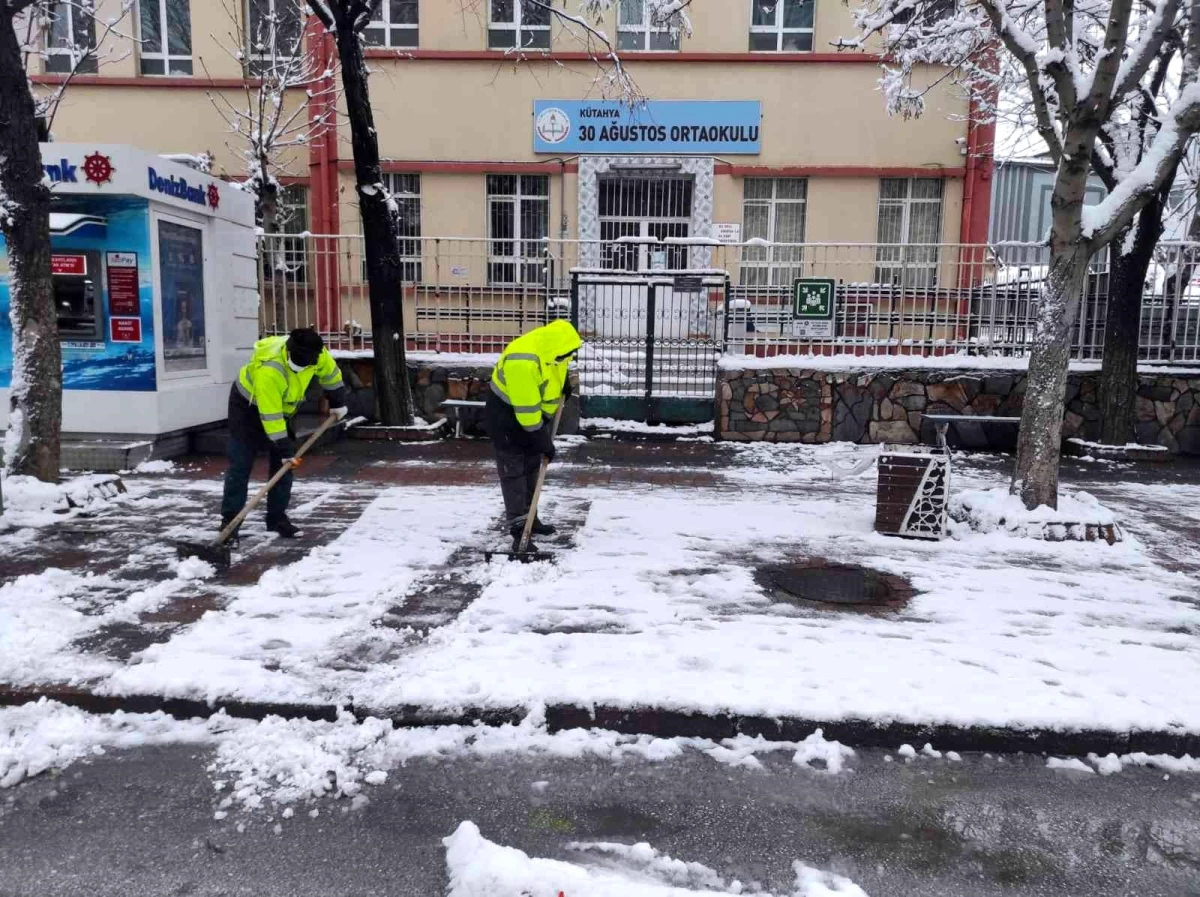 Cadde ve sokaklarda kar temizleme çalışmaları