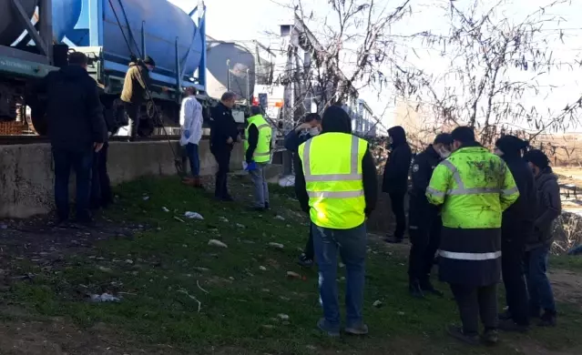 Demiryolunda yürüyen şahsa tren çarptı