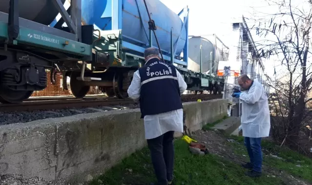 Demiryolunda yürüyen şahsa tren çarptı