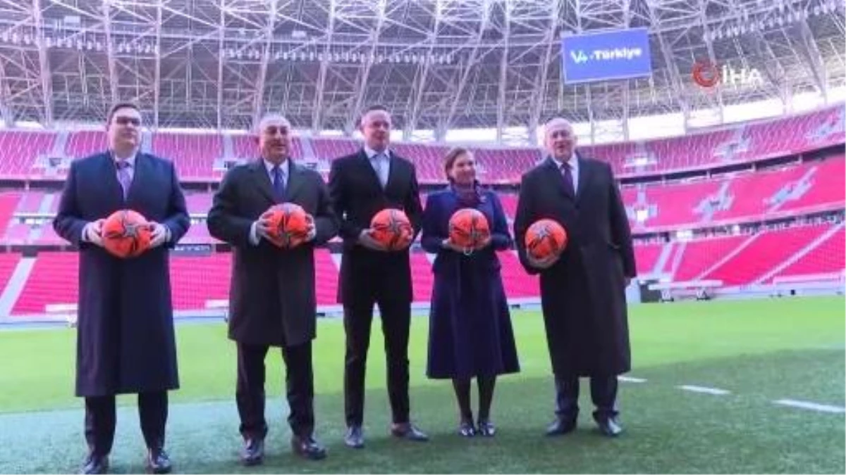 Son Dakika | Dışişleri Bakanı Çavuşoğlu, Vişegrad Grubu ile futbol oynadı