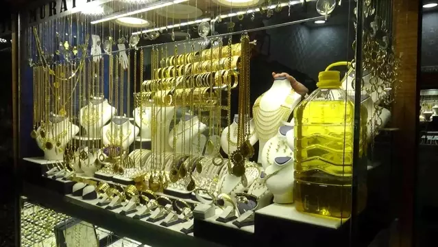 Diyarbakırlı kuyumcu stokçulara tepki göstererek yağ ile altını aynı vitrine koydu