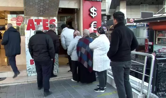 Doların düşmesiyle beraber vatandaşlar döviz bürolarına koştu Doların düşmesiyle beraber vatandaşlar döviz bürolarına koştu
