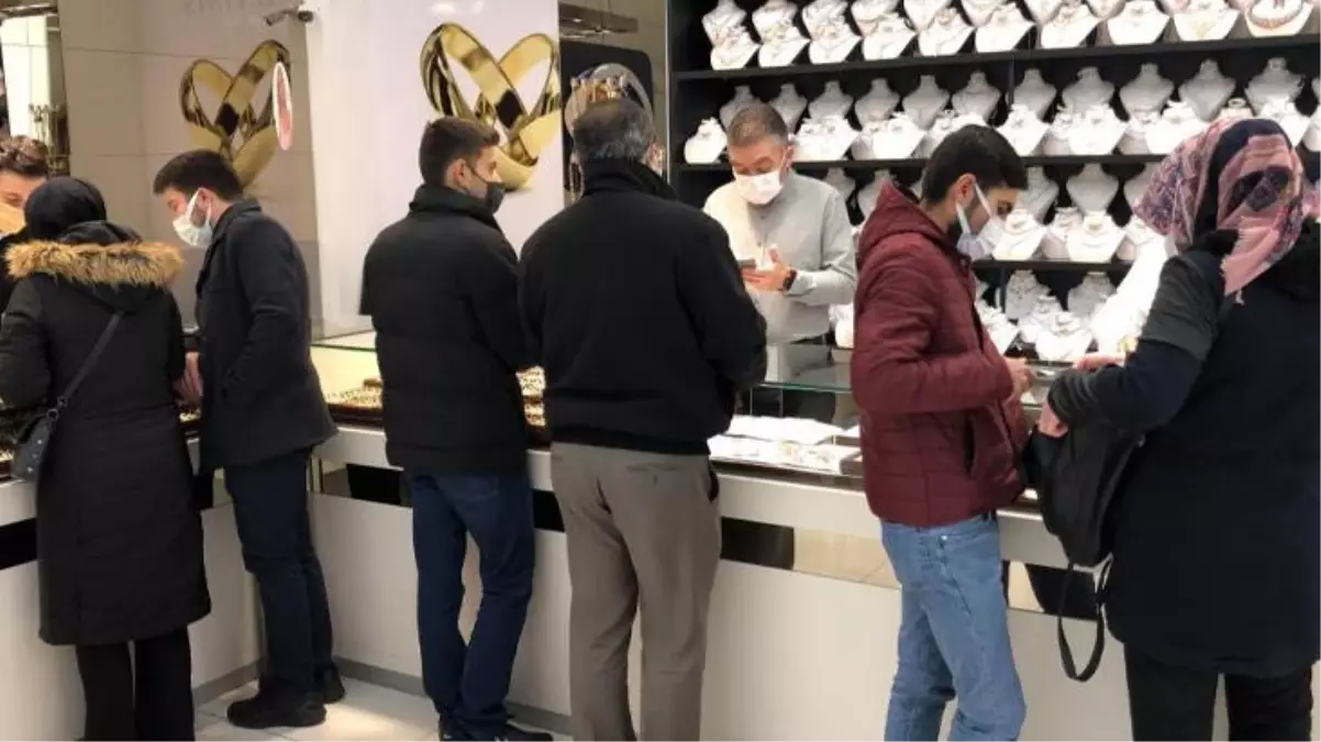Dolarla birlikte altın fiyatları da çakıldı, vatandaşlar bu sabah soluğu kuyumcularda aldı