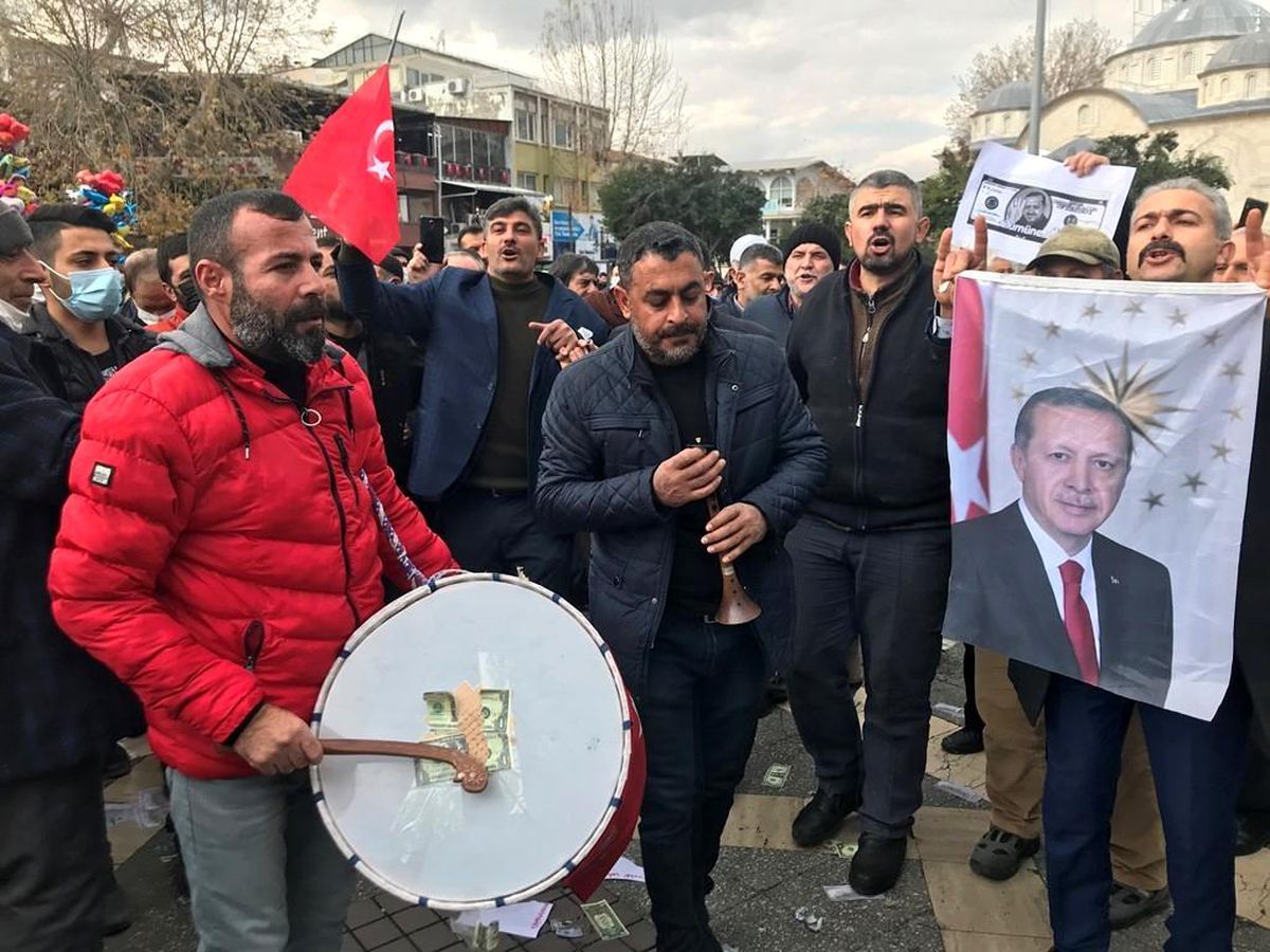Dövizdeki düşüşe sevinen Malatyalılar, bu kez de şehir merkezinde halay çektiler, tatlı dağıttılar