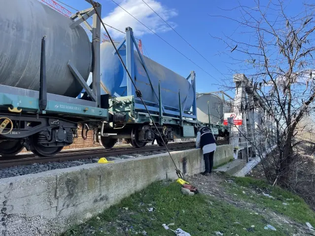 Demiryolunda yürüyen şahsa tren çarptı