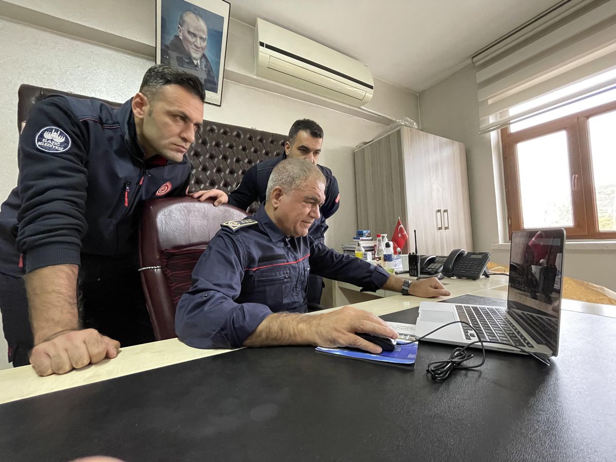 Elazığ\'da itfaiyeciler AA\'nın "Yılın Fotoğrafları" oylamasına katıldı