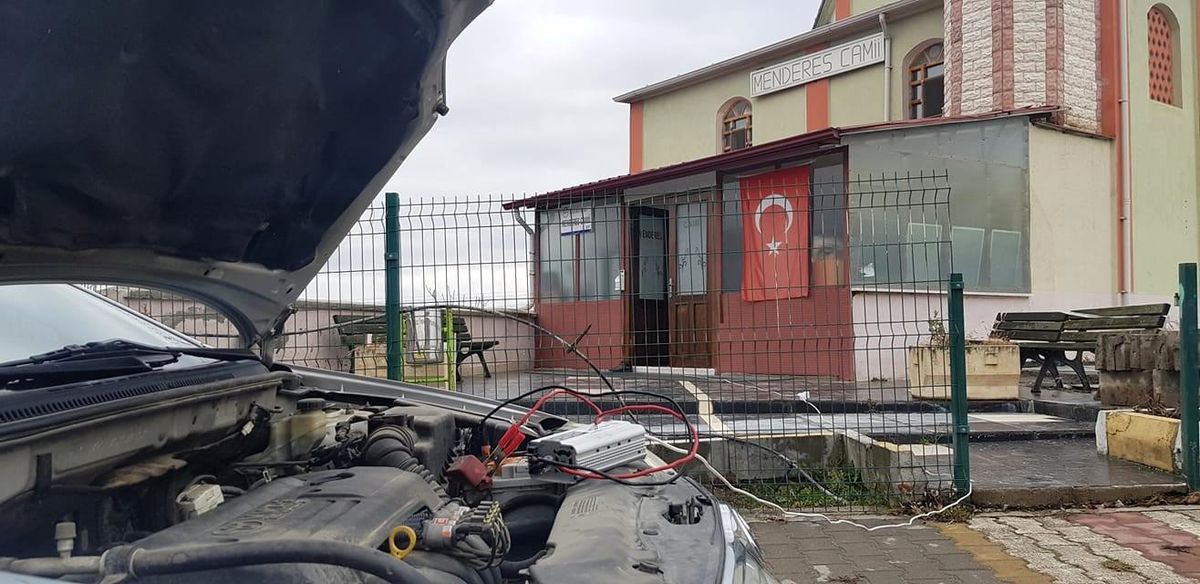 Elektrik kesintisi sonrası imamdan ezan okumak için ilginç çözüm