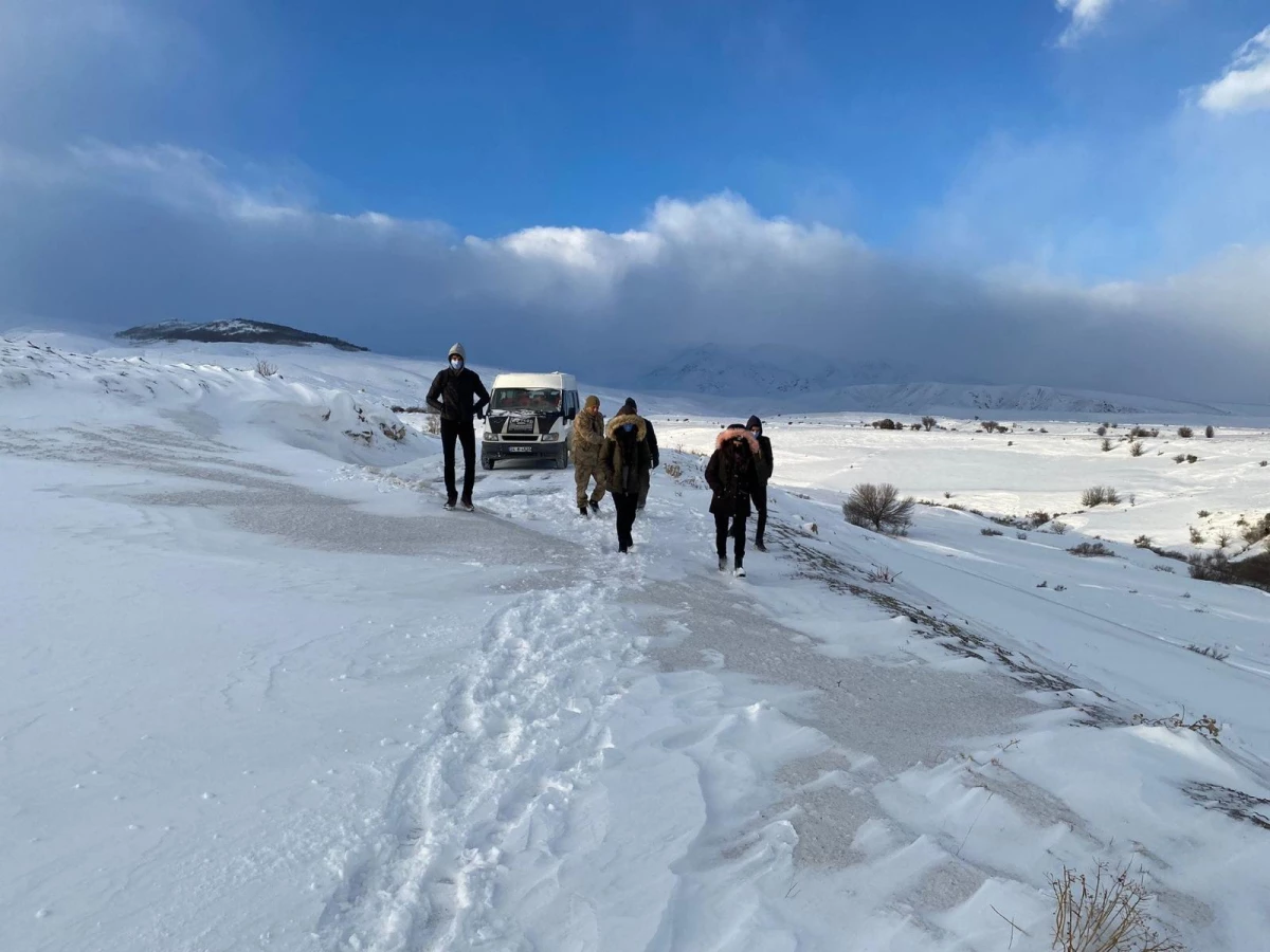 Son dakika gündem: Erzincan\'da kar ve tipide mahsur kalan öğrencileri jandarma kurtardı