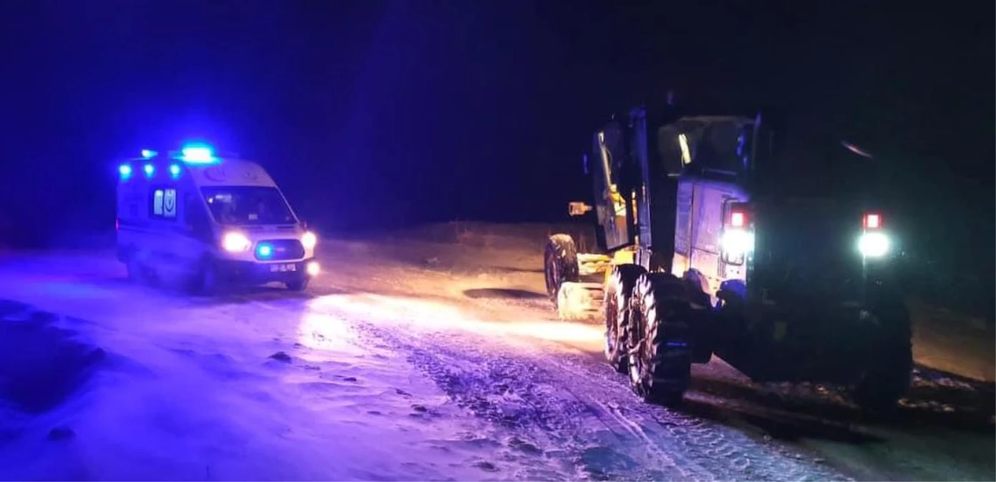 Erzurum\'da kar nedeniyle yolda kalan ambulansları belediye ekipleri kurtardı