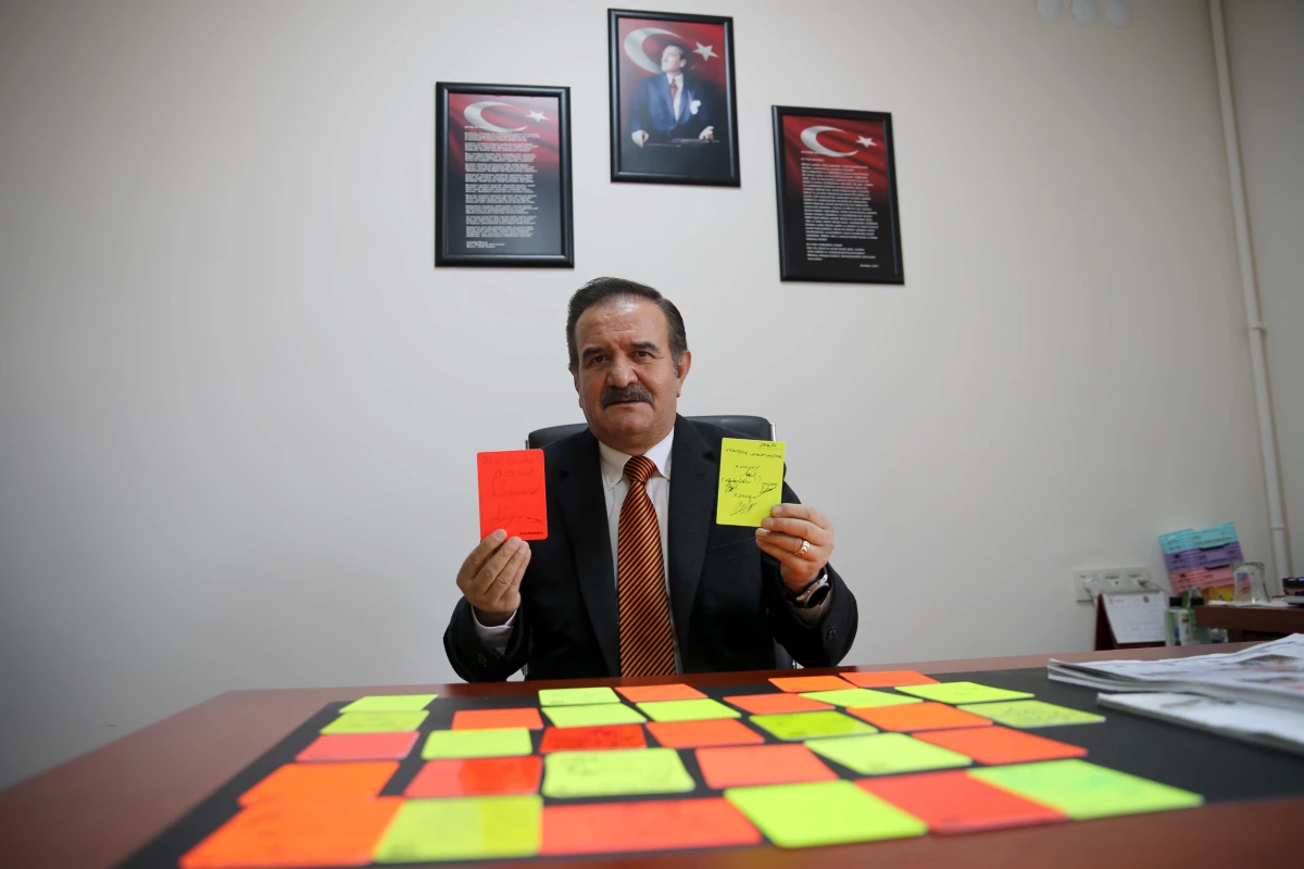 Futbol hakemlerinin sarı ve kırmızı kartlarından koleksiyon oluşturdu