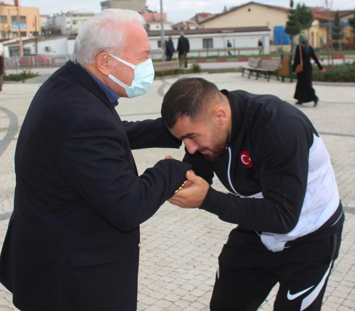 Güreş şampiyonu Aktürk Lapseki\'de çiçeklerle karşılandı