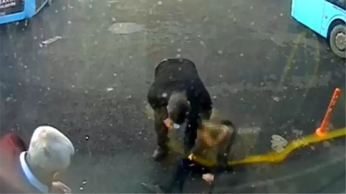 Halk otobüsü sürücüsüyle tartışan yolcu, taksiyle peşinden gittiği şoförü bıçakladı