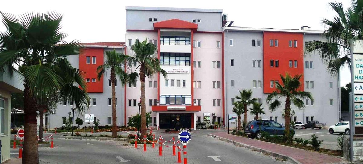 Hastanede kendisi satırla, kız arkadaşı makasla saldırdı