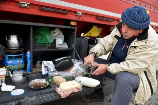 İHRAÇ YÜKÜ TAŞIRKEN GÜNLERCE SIRADA BEKLEYEN TIR ŞOFÖRLERİ, SORUNLARINA ÇÖZÜM İSTİYOR