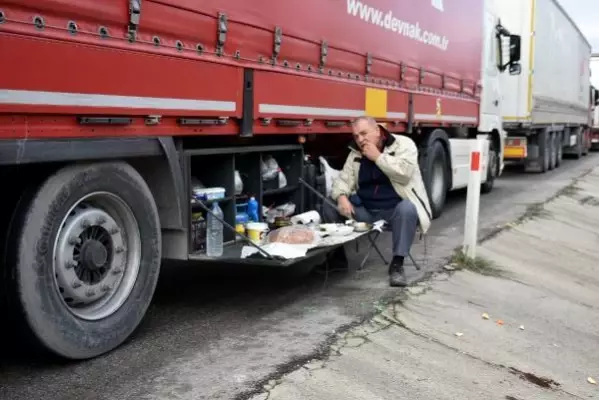 İHRAÇ YÜKÜ TAŞIRKEN GÜNLERCE SIRADA BEKLEYEN TIR ŞOFÖRLERİ, SORUNLARINA ÇÖZÜM İSTİYOR