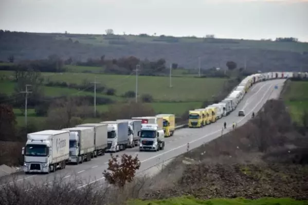 İHRAÇ YÜKÜ TAŞIRKEN GÜNLERCE SIRADA BEKLEYEN TIR ŞOFÖRLERİ, SORUNLARINA ÇÖZÜM İSTİYOR