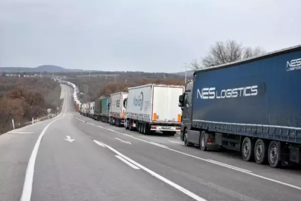 İHRAÇ YÜKÜ TAŞIRKEN GÜNLERCE SIRADA BEKLEYEN TIR ŞOFÖRLERİ, SORUNLARINA ÇÖZÜM İSTİYOR