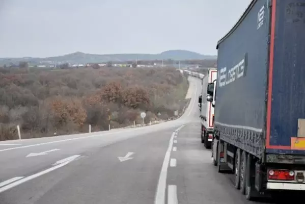 İHRAÇ YÜKÜ TAŞIRKEN GÜNLERCE SIRADA BEKLEYEN TIR ŞOFÖRLERİ, SORUNLARINA ÇÖZÜM İSTİYOR