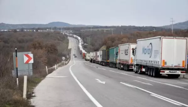 İHRAÇ YÜKÜ TAŞIRKEN GÜNLERCE SIRADA BEKLEYEN TIR ŞOFÖRLERİ, SORUNLARINA ÇÖZÜM İSTİYOR