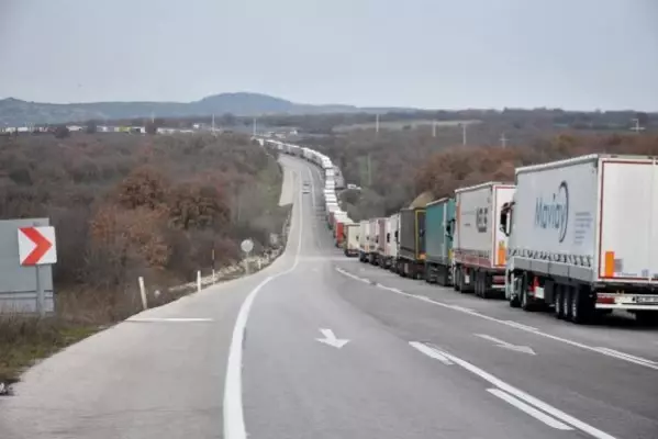 İHRAÇ YÜKÜ TAŞIRKEN GÜNLERCE SIRADA BEKLEYEN TIR ŞOFÖRLERİ, SORUNLARINA ÇÖZÜM İSTİYOR