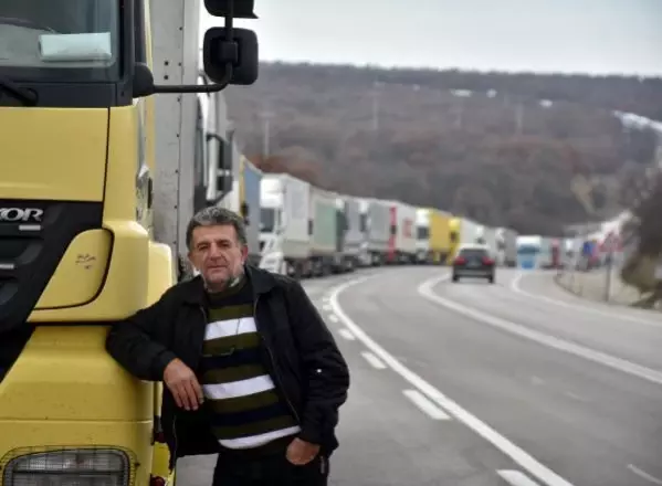 İHRAÇ YÜKÜ TAŞIRKEN GÜNLERCE SIRADA BEKLEYEN TIR ŞOFÖRLERİ, SORUNLARINA ÇÖZÜM İSTİYOR