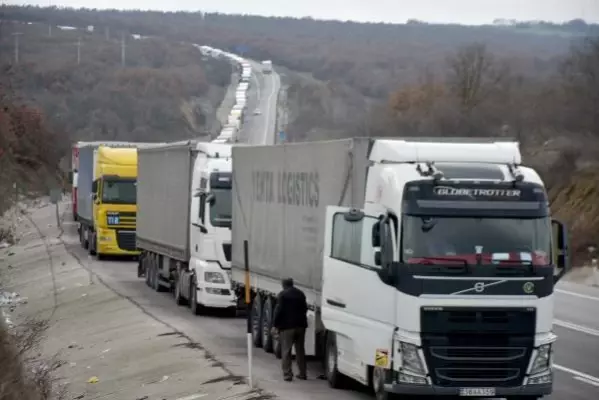 İHRAÇ YÜKÜ TAŞIRKEN GÜNLERCE SIRADA BEKLEYEN TIR ŞOFÖRLERİ, SORUNLARINA ÇÖZÜM İSTİYOR