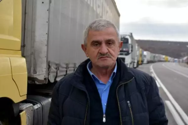 İHRAÇ YÜKÜ TAŞIRKEN GÜNLERCE SIRADA BEKLEYEN TIR ŞOFÖRLERİ, SORUNLARINA ÇÖZÜM İSTİYOR