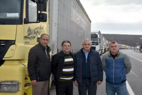 İHRAÇ YÜKÜ TAŞIRKEN GÜNLERCE SIRADA BEKLEYEN TIR ŞOFÖRLERİ, SORUNLARINA ÇÖZÜM İSTİYOR