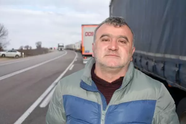 İHRAÇ YÜKÜ TAŞIRKEN GÜNLERCE SIRADA BEKLEYEN TIR ŞOFÖRLERİ, SORUNLARINA ÇÖZÜM İSTİYOR