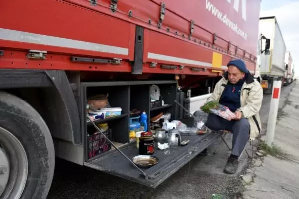 İHRAÇ YÜKÜ TAŞIRKEN GÜNLERCE SIRADA BEKLEYEN TIR ŞOFÖRLERİ, SORUNLARINA ÇÖZÜM İSTİYOR