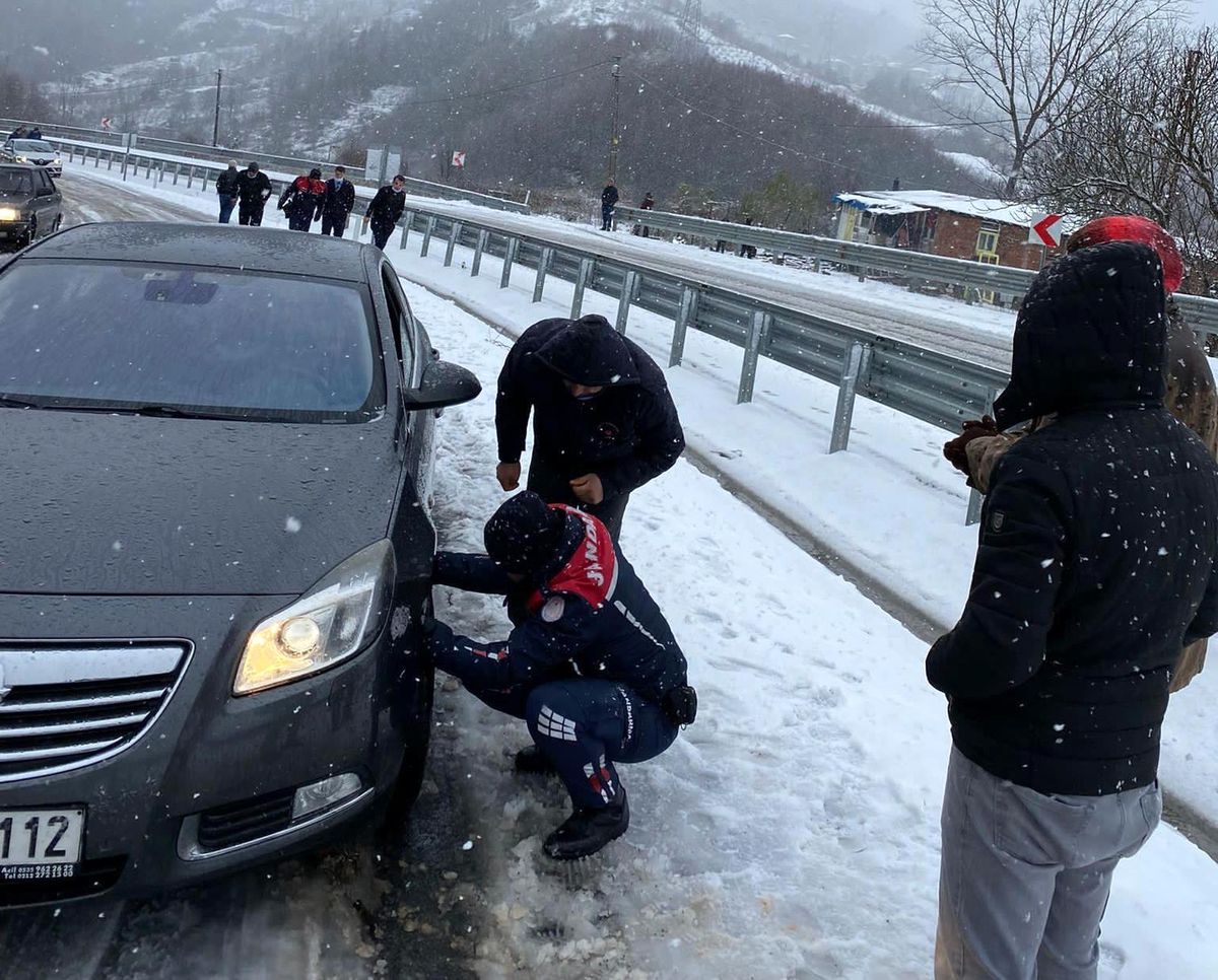 Jandarmadan yolda kalan vatandaşlara yardım eli
