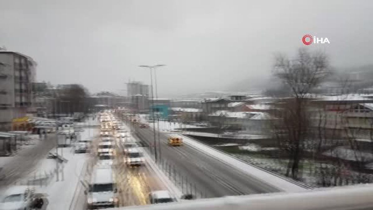 Kar yağışı trafikte sürücülere zor anlar yaşattı