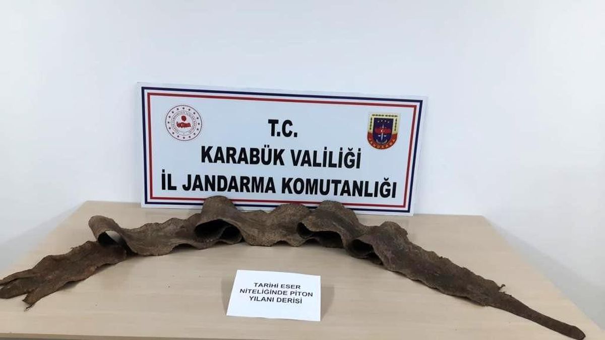 Karabük\'te İbranice yazılı çeşitli figürlerin bulunduğu yılan derisi ele geçirildi