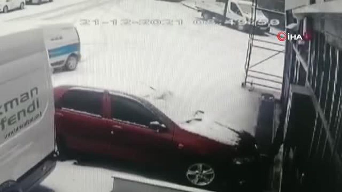 Karda kayan otomobil iş yerinin duvarına böyle çarptı