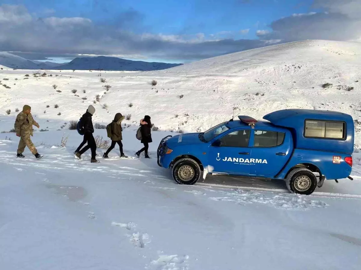 Son dakika haberleri... Kardan mahsur kalan öğrencileri jandarma kurtardı