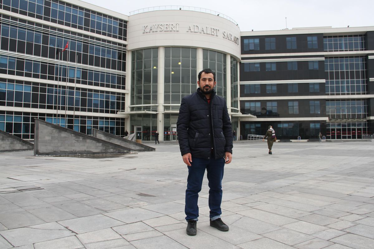 Kayseri\'de eşinden boşanınca adliye önünde oynadı