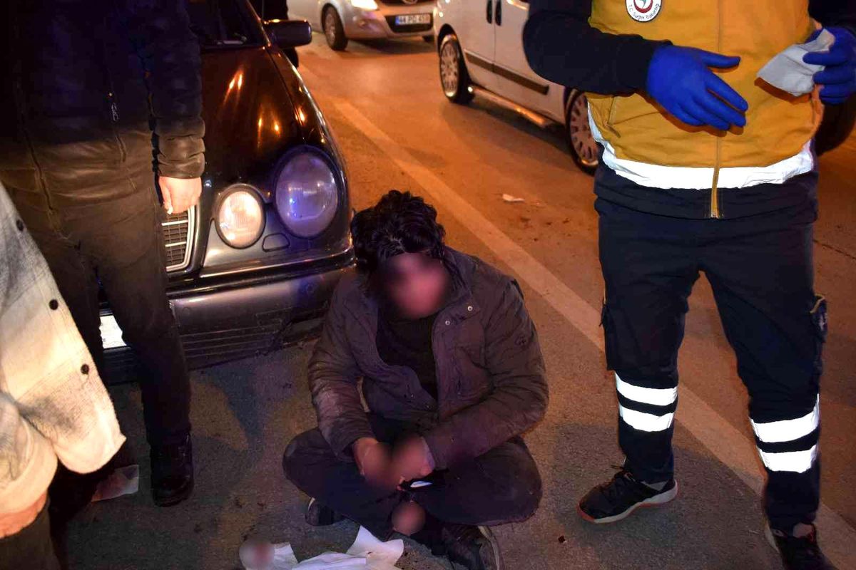 Kaza yapan motosiklet sürücüsü bağdaş kurup ambulansın gelmesini bekledi