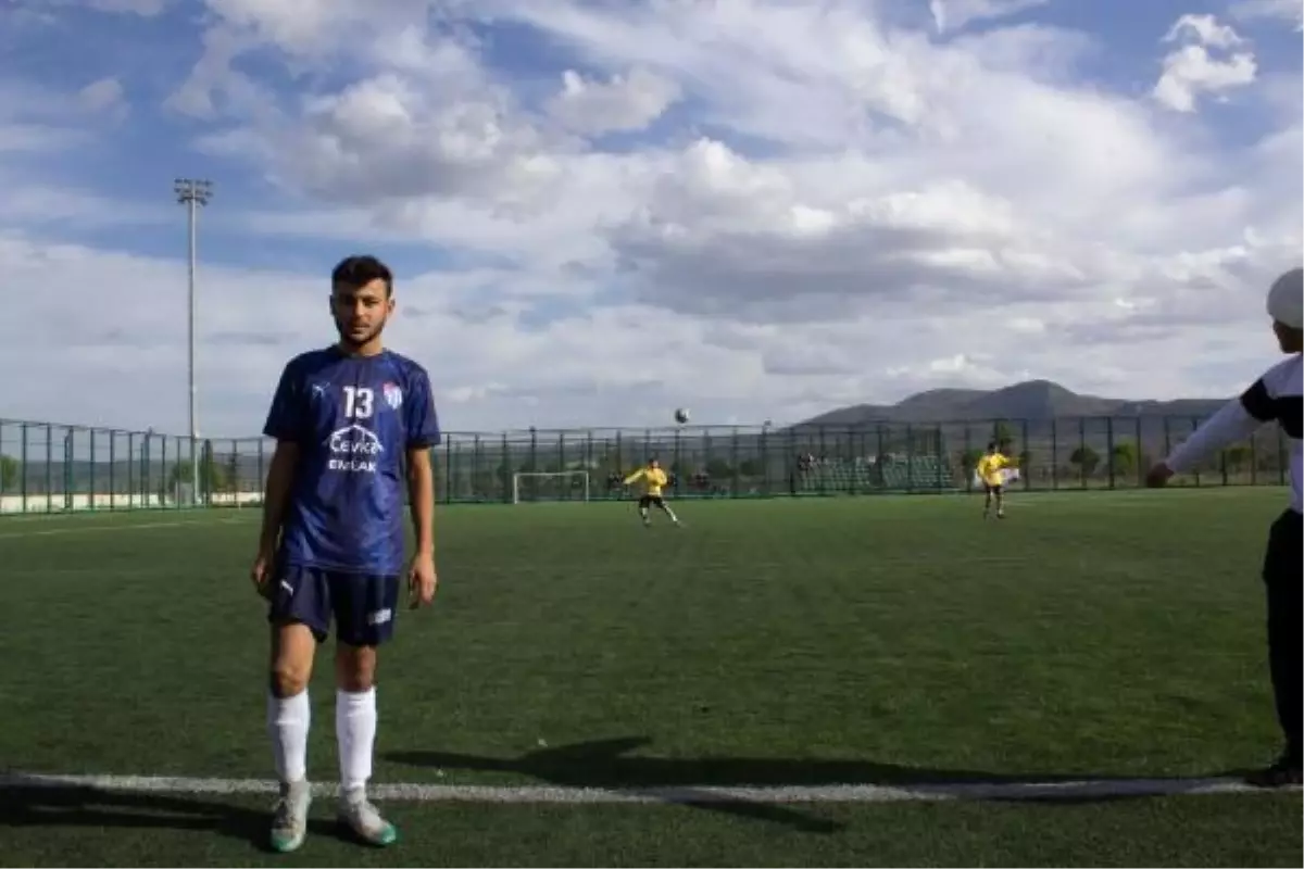 Kırmızı kart gören futbolcu, tabancayla rakip takımın soyunma odasını bastı