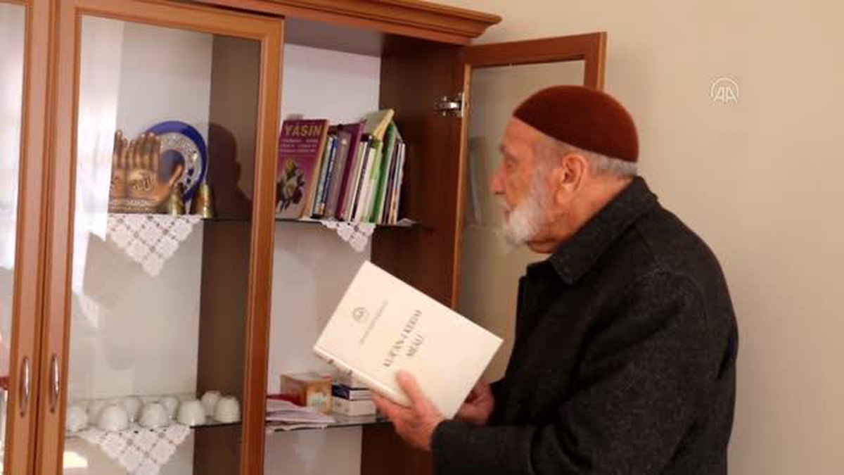 'Kitap kurdu' asırlık çınar gençlere örnek oluyor