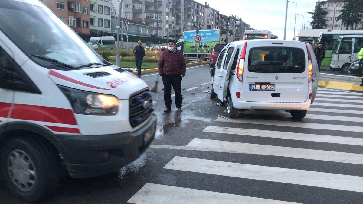 Kocaeli\'de hafif ticari araçla minibüs çarpıştı, 2 yolcu yaralandı